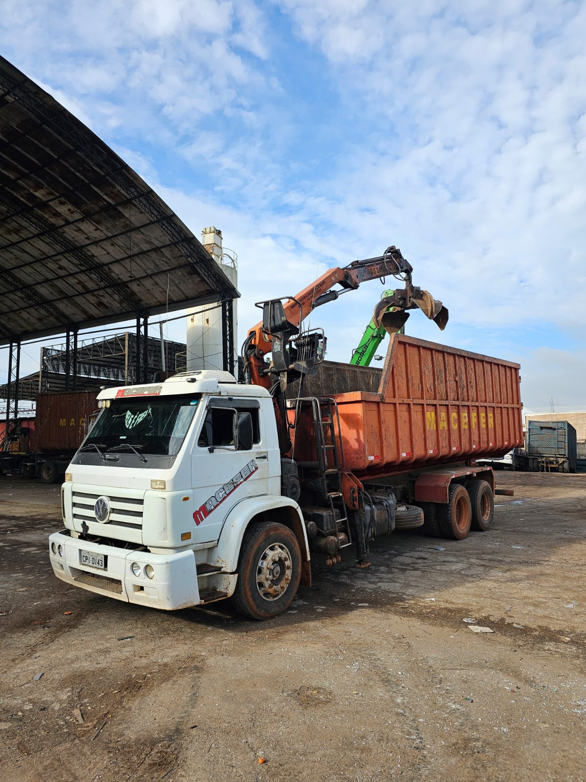 Caminhão VW16.170 99 com Garra HB 2018 e caçamba 7,5 metros