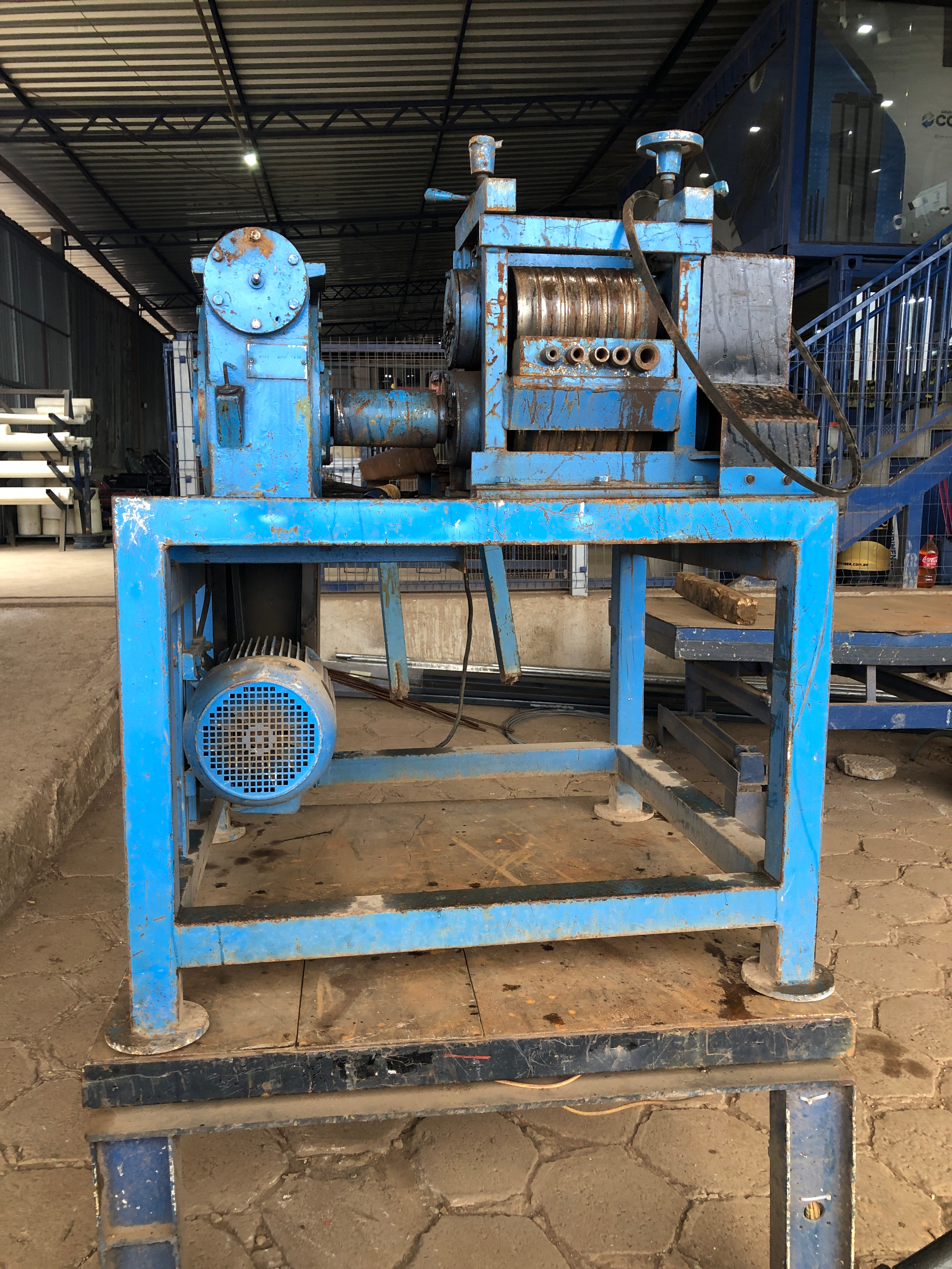 MAQUINA RECICLADORA DE VERGALHÃO MDV 16 1/4 ATE 5/8 COM MOTOR 15 CV 1760 RPM 634,200 KG