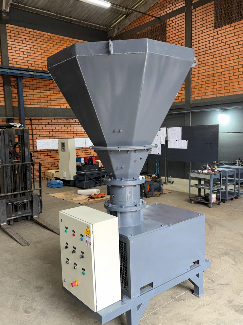 Trituradores Verticais para Cavacos Metálicos