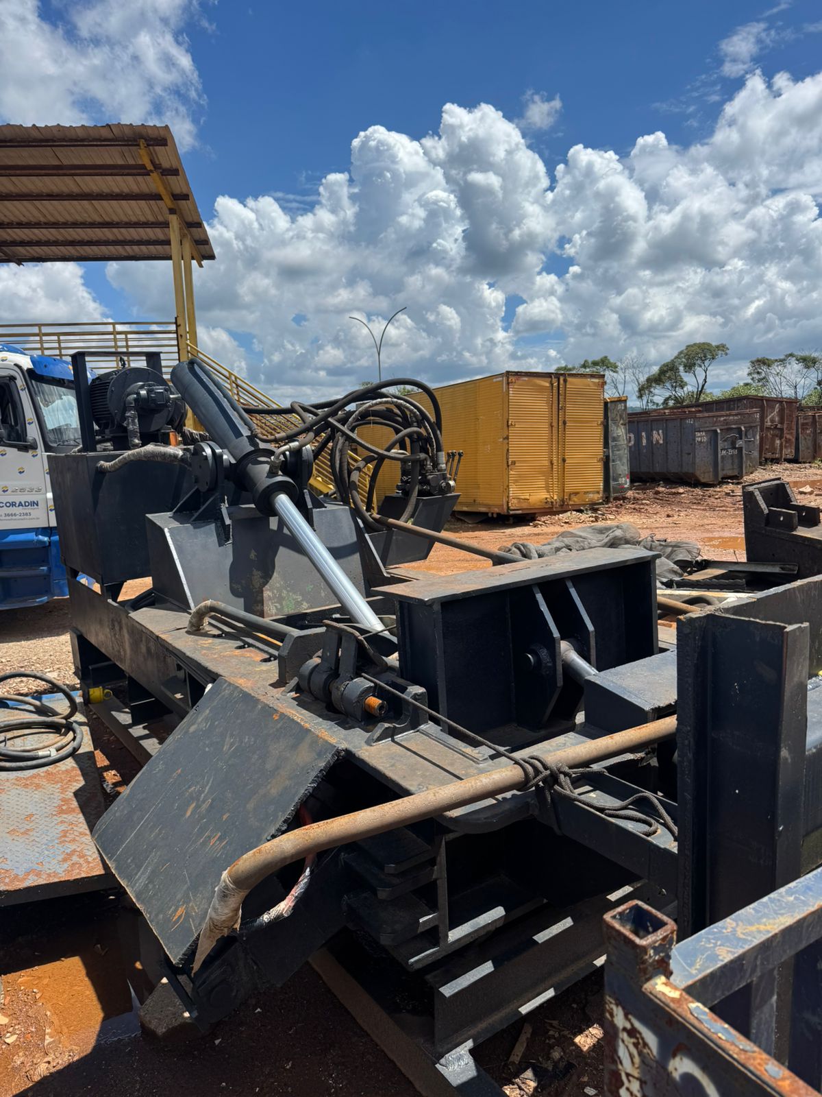 Prensa enfardadeira hidráulica tipo jacaré com pistão lateral 35x35