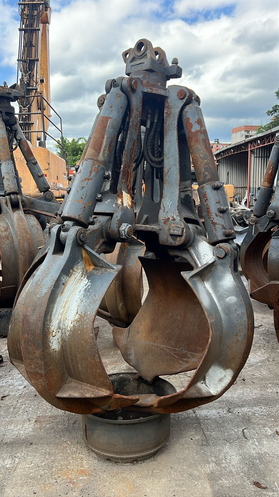 Pinça Sucateira CHB G1F -  4 unhas 800 litros completa e operacional