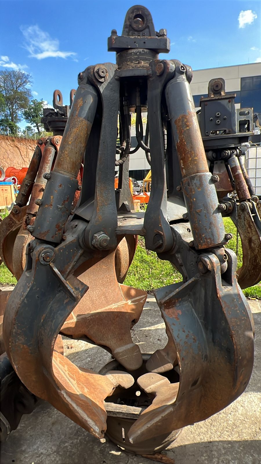 Pinça Sucateira CHB BRHF 4 unhas 800 litros com cabeçote e Giro Livre