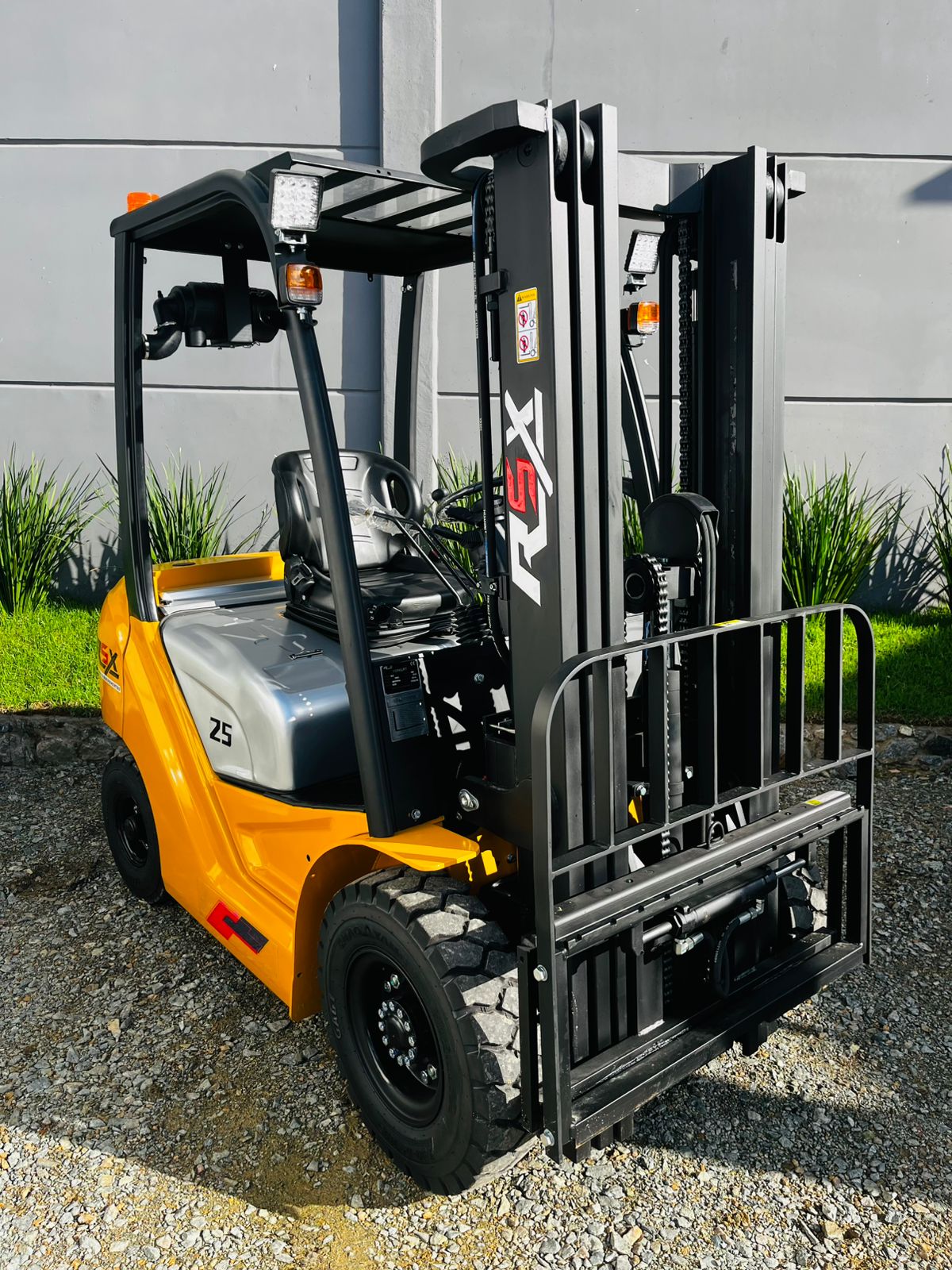 EMPILHADEIRA 2,5 TRIPLEX