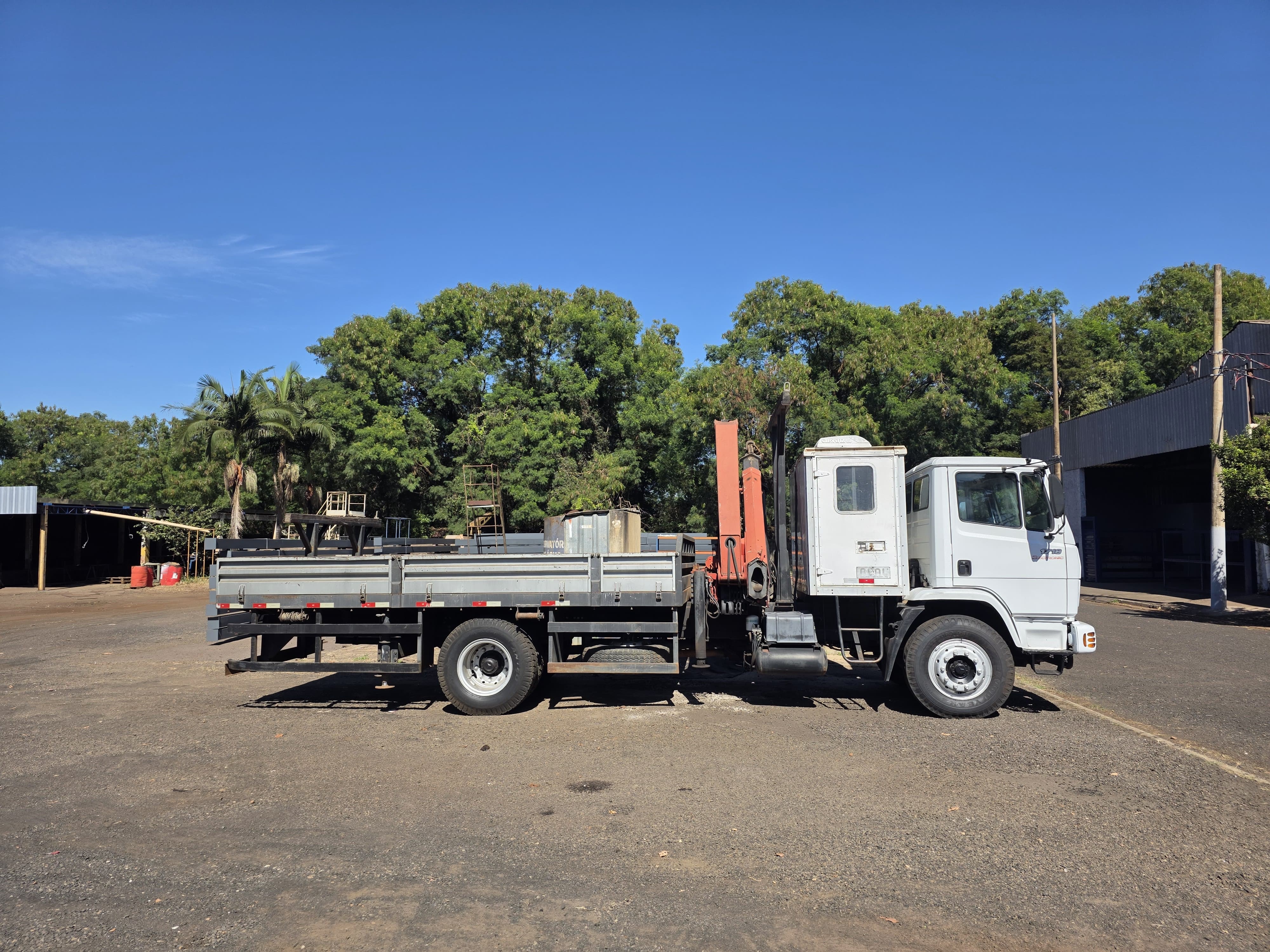 Munk PALFINGER PKB15500 em caminhão Mercedes  1718