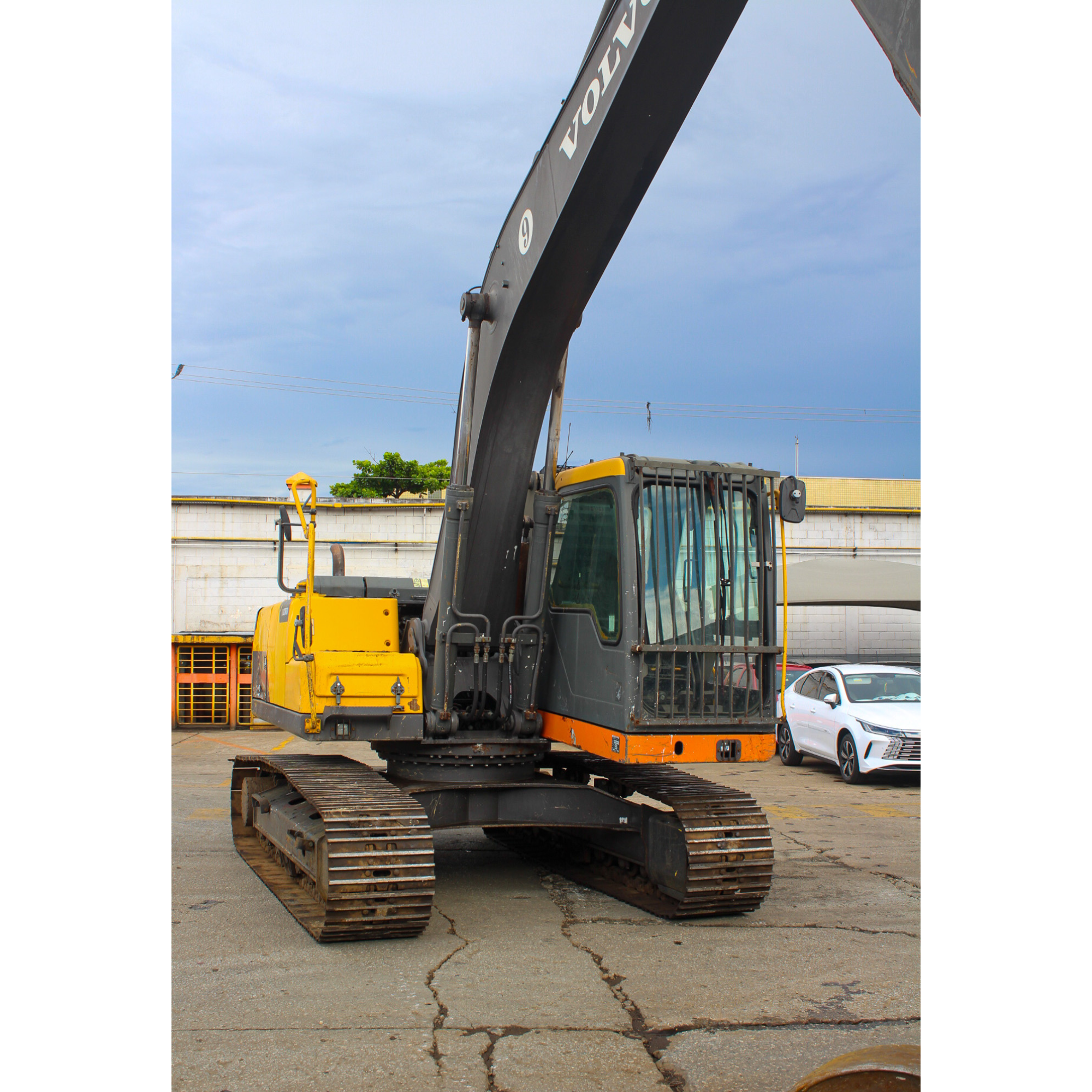 Escavadeira Hidráulica Volvo EC210 com Garra Rotobec - Elevação Hidráulica da Cabine