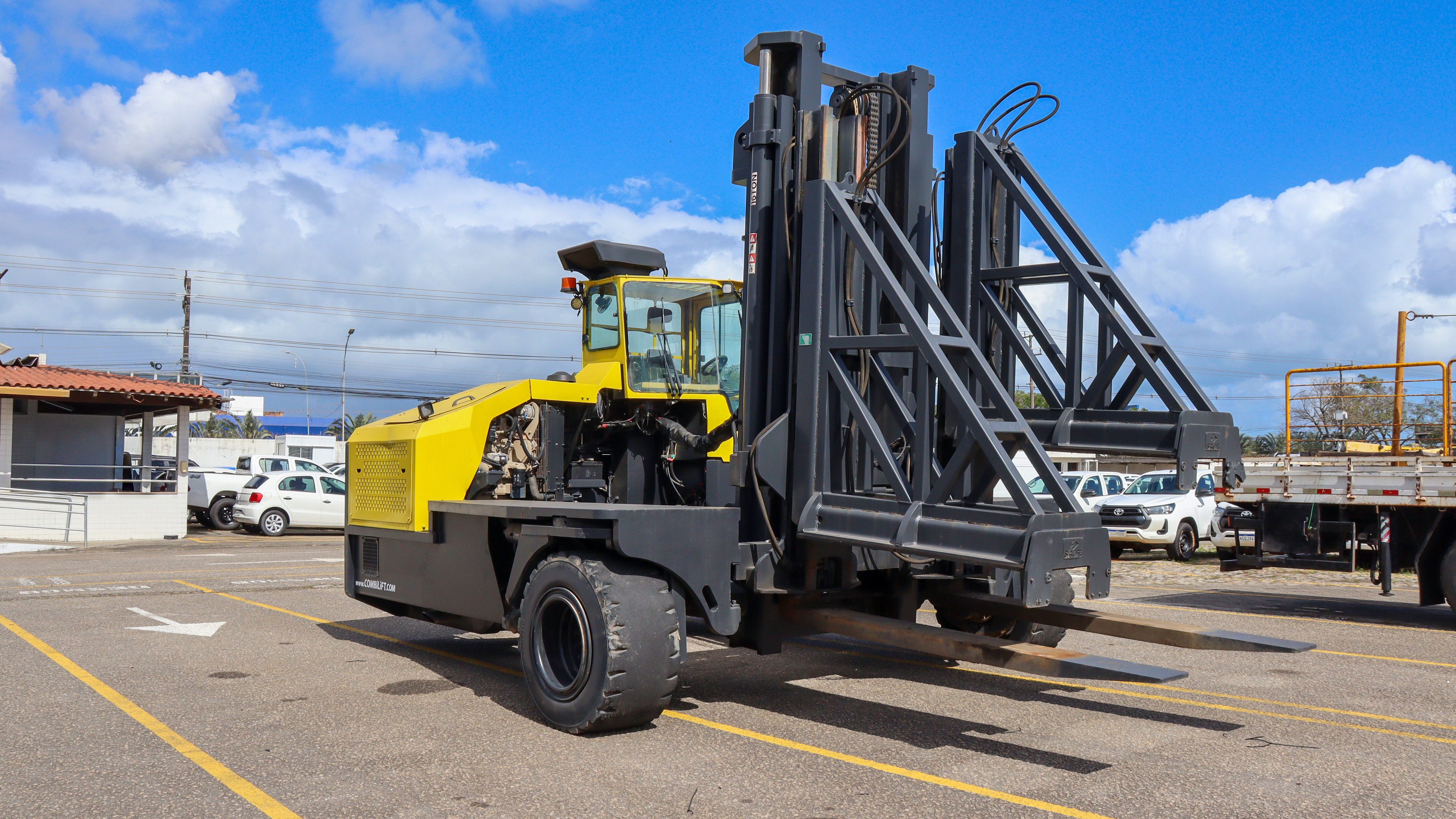 Empilhadeira Combilift C16000J