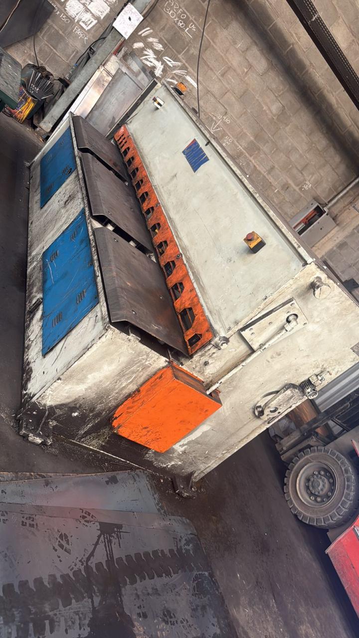 Guilhotina hidráulica de chapa ERMAK