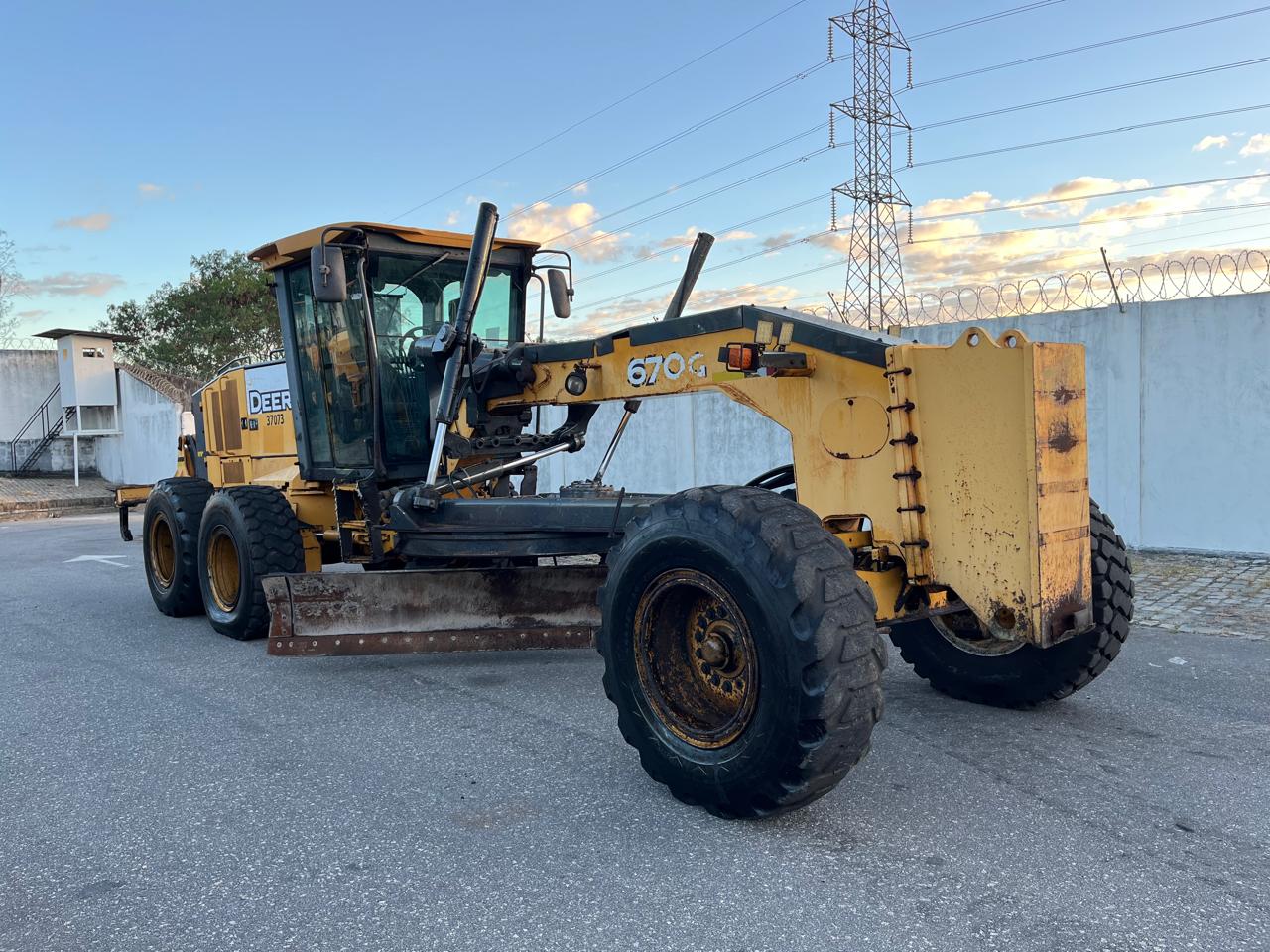Motoniveladora John Deere 670G - Alta Produtividade.