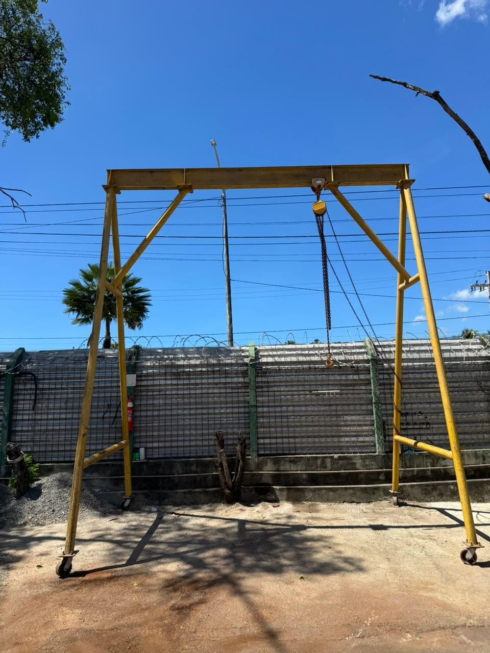 Pórtico industrial móvel estruturado em aço tubular reforçado