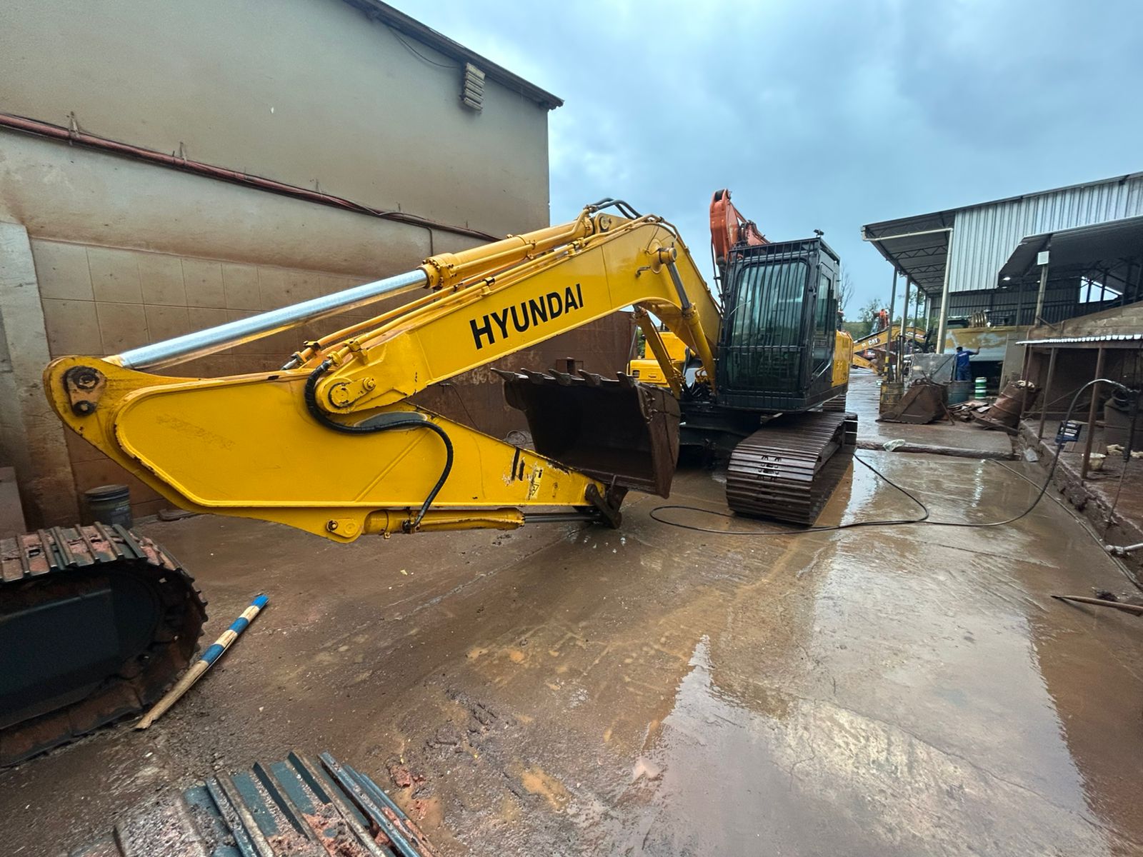 ESCAVADEIRA HYUNDAI R210 – ANO 2011