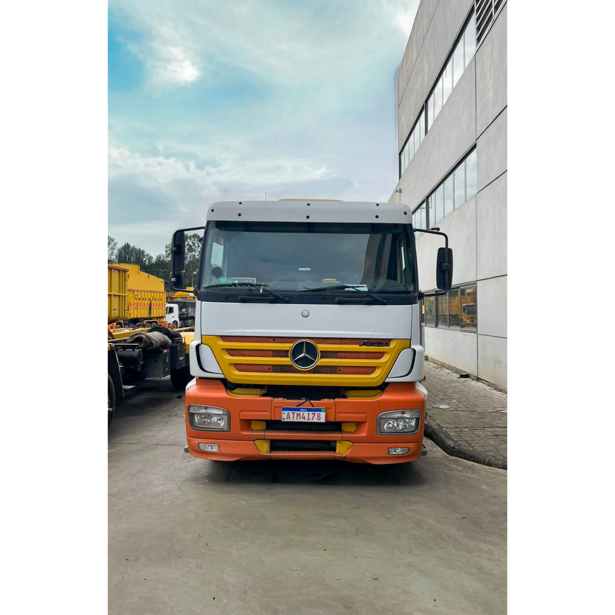 Cavalo Mecânico Mercedes-Benz AXOR 1933 - Ano 2011