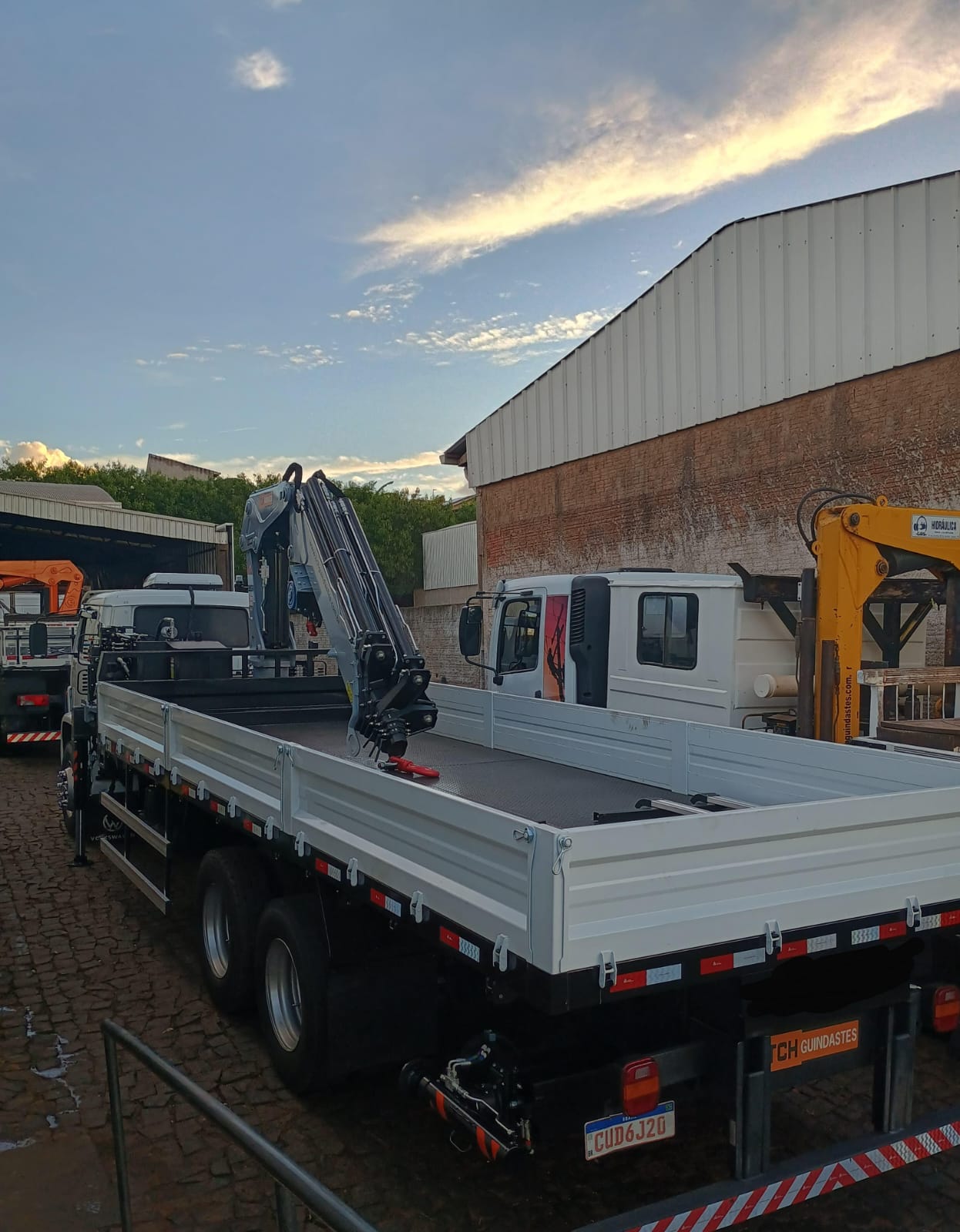 Carroceria metálica 6 a 8 metros