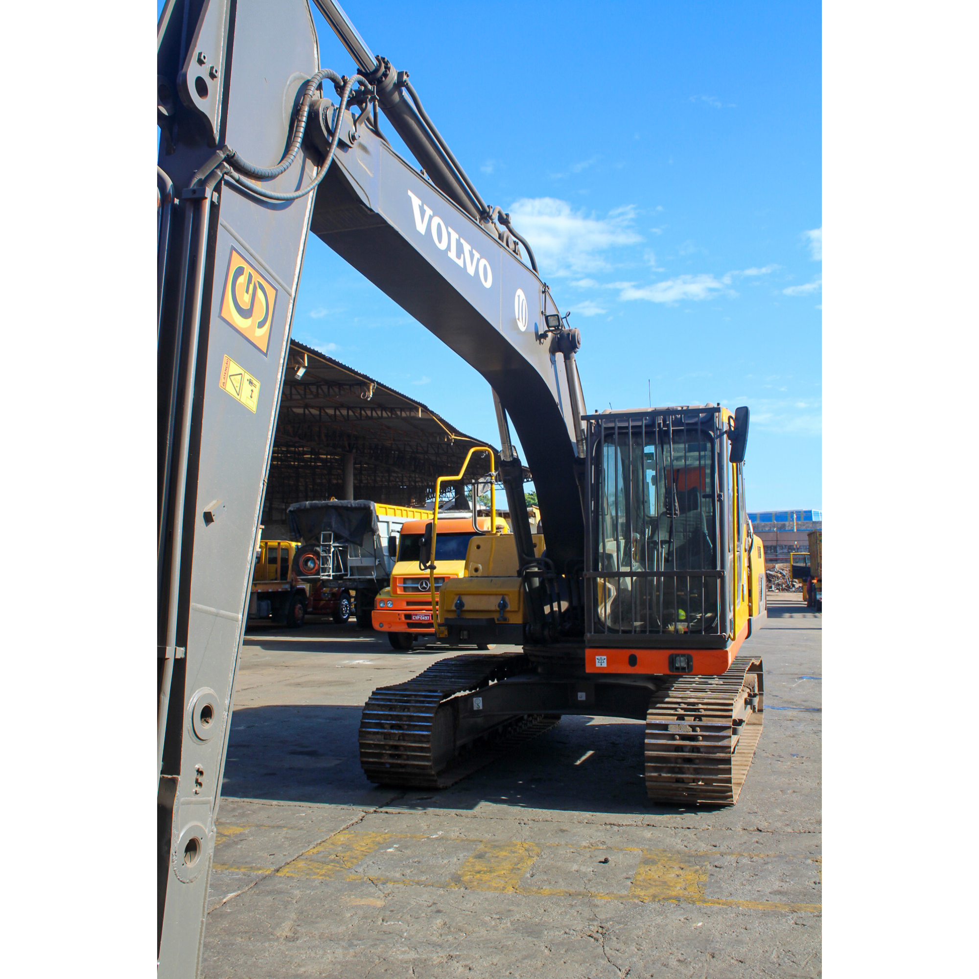 Escavadeira Hidráulica Volvo EC210 com Garra Rotobec - Elevação Hidráulica da Cabine